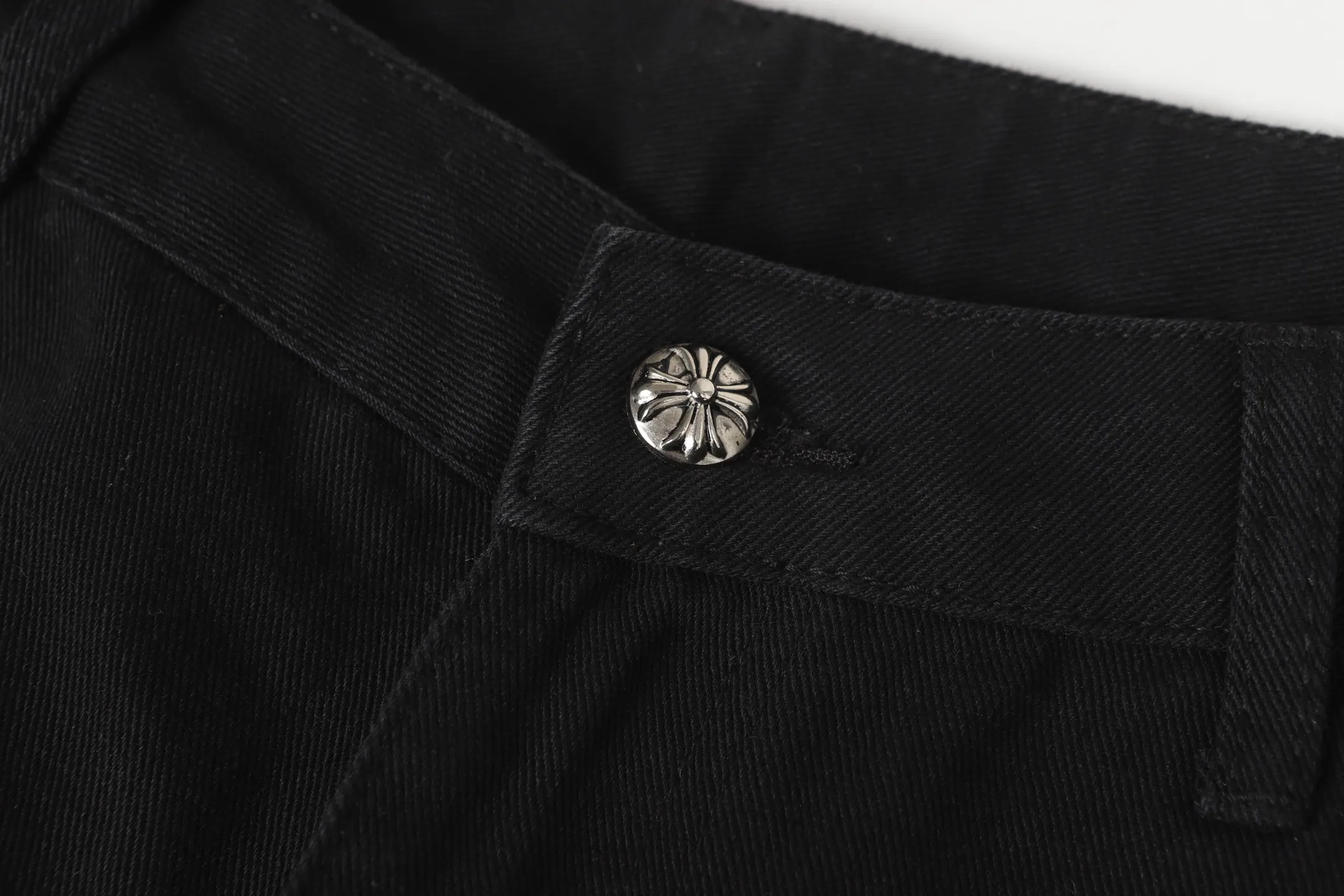 P260 Cross-border model, please do not place an order if you are pursuing quality -Chrome Hearts/Chrome Heart Cross✝️Applied leather embroidered washed jeans, trousers and casual pants -High weight, high density and high quality. The wool is soft, delicate and skin-friendly. It feels soft and silky. It has excellent warmth and skin-friendly properties. -Size: 28 30 32 34 36
